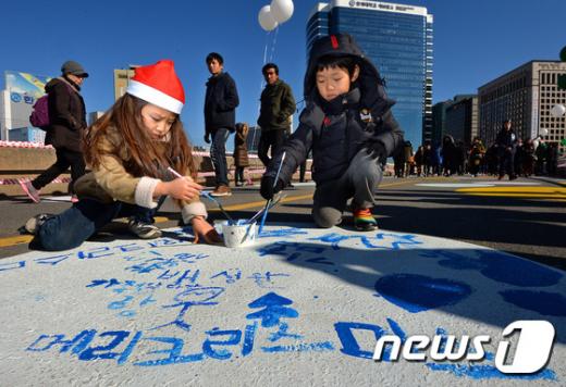 25일 오후 철거를 앞두고 시민들에게 개방된 서울역 고가를 찾은 어린이들이 고가위에 그림을 그리고 있다. 서울시는 개방행사를 마친 후 26일부터 서울역고가 노후 상판 철거에 들어간다고 밝혔다. /사진=뉴스1 박세연 기자