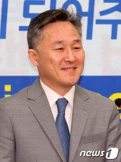표창원 전 경찰대 교수가 지난 27일 서울 여의도 국회 새정치민주연합 당대표회의실에서 입당 기자회견을 하고 있다. /사진=뉴스1