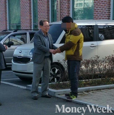 김만식 몽고식품 명예회장(왼쪽)이 지난 27일 운전기사 A씨의 집을 찾아 사과했다.