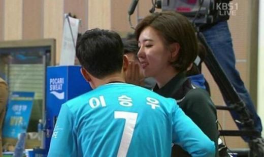 정지원 아나운서, 승우 몇짤?... 띠동갑 아나운서 누나에게 볼 갖다대