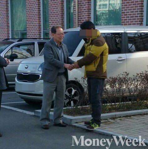 김만식 몽고식품 명예회장이 27일 오후 운전기사 A씨를 찾아 사과하고 있다 