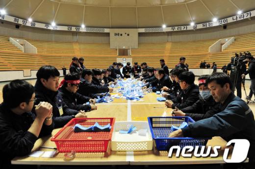 '현대중공업' 현대중공업 임단협 노사 잠정합의안 찬반투표가 치러진 28일 오후 울산시 동구 현대중공업 본사 체육관에서 개표 작업이 이뤄지고 있다. /사진=뉴스1