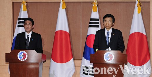 '위안부 할머니 회견' 윤병세 외교부 장관(오른쪽)과 기시다 후미오 일본 외무상. /사진=임한별 기자 