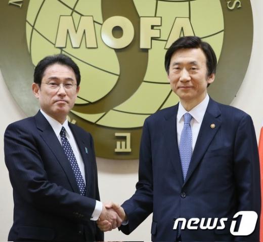 윤병세 외교부장관(오른쪽)과 기시다 후미오 일본 외무상이 지난 28일 서울 외교부청사에서 위안부 합의 내용을 발표한 후 악수하고 있다. /사진=뉴스1