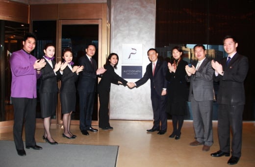 김진경 메리어트 세일즈 마케팅이사(한국 담당)와 김영철 더 플라자 총지배인이 양측의 전략적 제휴를 기념하는 현판을 배경으로 손을 맞잡았다. /사진제공=더 플라자
