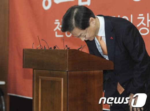'천정배' 천정배 국민회의 창당준비위원장이 29일 오전 광주 서구 시의회 기자실에서 열린 신당 창당 관련 기자회견에 앞서 사과 인사를 하고 있다. /사진=뉴스1