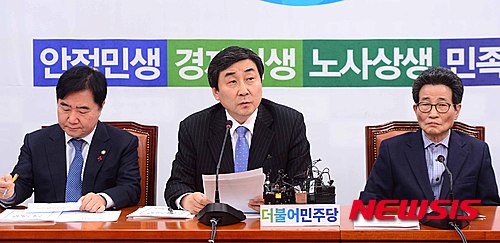 더불어민주당 이종걸 원내대표가 29일 서울 여의도 국회에서 열린 원내대책회의에서 모두발언하고 있다. /사진=뉴시스