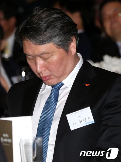 'sk 최태원 회장' 최태원 SK그룹 회장이 지난 11월24일 서울 한남동 그랜드 하얏트 호텔 그랜드볼룸에서 열린 '아산 정주영 탄신 100주년 기념식'에서 생각에 잠겨있다. /자료사진=뉴스1