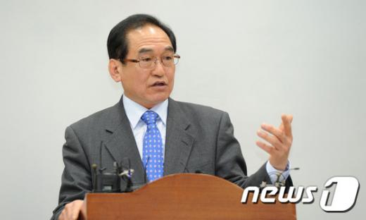 신언관(59) 전 더불어민주당 충북도당 공동위원장이 29일 오전 충북도청 브리핑룸에서 기자회견을 열고 도당에 탈당계를 내고 안철수 신당에 합류하겠다는 뜻을 밝히고 있다. /사진=뉴스1