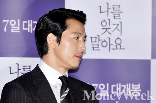 [MW사진] 조각미남 정우성의 훈훈한 옆모습