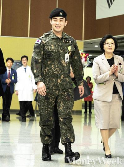 지난 8월 북한의 비무장지대(DMZ) 지뢰도발로 부상을 입은 하재헌(21) 하사가 29일 서울 강동구 둔촌동 중앙보훈병원에서 재활치료를 마치고 퇴원했다. /사진=임한별 기자