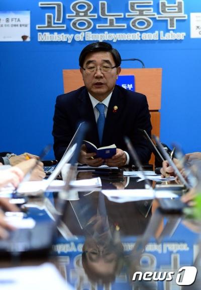 이기권 고용노동부 장관이 지난 28일 정부세종청사 고용노동부 기자실에서 기자간담회를 갖고 있다. /사진=뉴스1