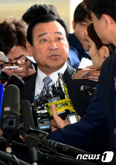 이완구 전 국무총리가 지난 5월14일 서초동 서울고등검찰청에 출석해 취재진의 질문에 답하고 있다. /자료사진=뉴스1
