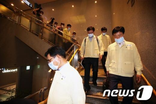 정부가 중동호흡기증후군(메르스) 확산의 2차 진원지로 지목을 받고 있는 삼성서울병원을 관리·감독하기 위해 급파한 '방역관리 점검·조사단'이 지난 6월15일 삼성서울병원으로 들어서고 있다. /자료사진=뉴스1