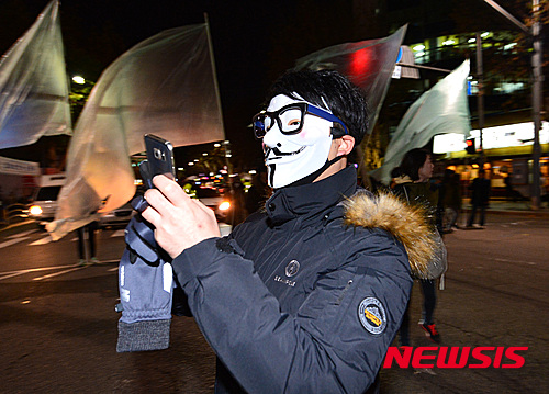 지난 5일 서울 중구 서울광장에서 2차 민중총궐기 및 농민 쾌유 기원, 민주회복 민생살리기 범국민대회'를 마친 한 참가자가 백남기 농민이 입원한 서울대병원이 있는 대학로에서 가면을 쓰고 집회를 하고 있다. /자료사진=뉴시스