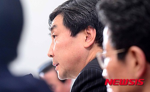 '이종걸 문재인' 더불어민주당 이종걸 원내대표가 29일 서울 여의도 국회에서 열린 원내대책회의에서 모두발언하고 있다. /사진=뉴시스