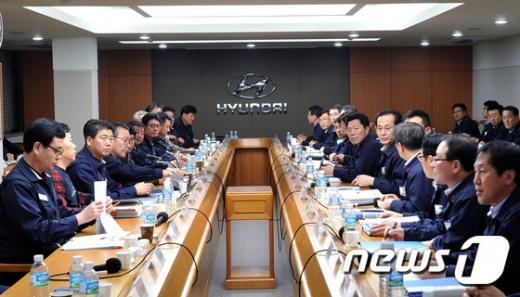 '현대차 임금협상' 현대차 노사가 지난 24일 올해 임단협 잠정합의안 도출에 성공한 뒤 노사 양측이 추가 논의를 진행하고 있다. /자료사진=뉴스1
