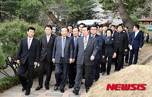 '동교동계' '더불어민주당' '안철수 신당' 권노갑 상임고문(앞줄 가운데) 등 동교동계 인사들이 지난 7일 서울 동작구 국립현충원 김대중 전 대통령 묘역에 입장하고 있다. /자료사진=뉴시스