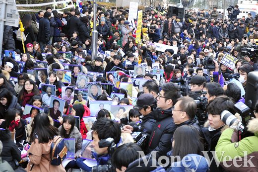 '수요집회 일본대사관' 한-일 양국 협상 이후 처음이자, 올해 마지막으로 열린 위안부 문제 해결을 위한 제 1211차 수요 집회가 30일 서울 종로구 일본대사관 앞에서 열렸다. /사진=임한별 기자