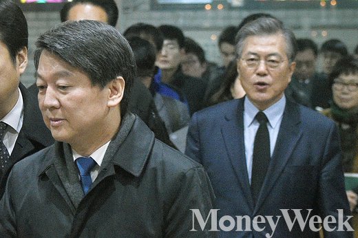 30일 진행된 고 김근태 의원의 4주기에서 문재인 대표 앞으로 안철수 의원이 지나가고 있다. /사진=임한별 기자