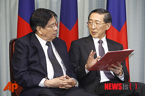 지난 5월 린융러 대만 외교부 부장(오른쪽)과 안토니오 바실리오 타이베이 주재 필리핀대표부 대표가 대화를 나누고 있다. /사진=뉴시스(AP 제공)