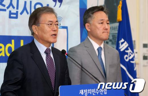 문재인 더불어민주당 대표가 지난 27일 오전 서울 여의도 국회 당대표회의실에서 표창원 범죄과학연구소장(전 경찰대 교수)으로부터 입당원서를 건네받은 뒤 인사말을 하고 있다. 문재인 대표는 표창원 전 교수를 20대 총선 외부인재 영입 1호로 꼽은 바 있다. /사진=뉴스1