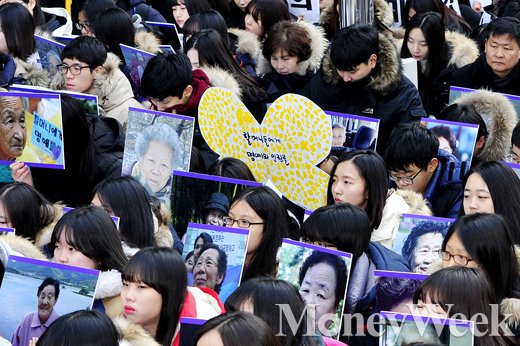 '위안부 대만 입장' 올해 마지막으로 열린 위안부 문제 해결을 위한 제 1211차 수요 집회가 지난 30일 서울 종로구 일본대사관 앞에서 열렸다. /사진=임한별 기자