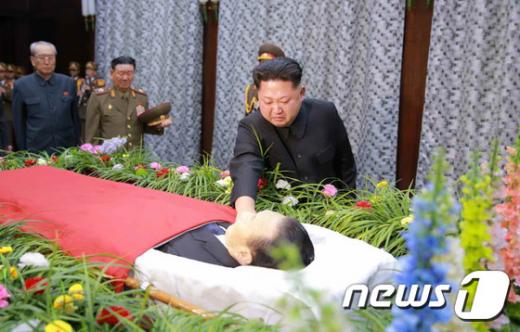 '김정은 신년사' 북한 김정은 국방위원회 제1위원장이 사망한 김양건 노동당 비서의 빈소를 방문해 조의를 표하고 있다. /사진=뉴스1(조선중앙통신 제공)
