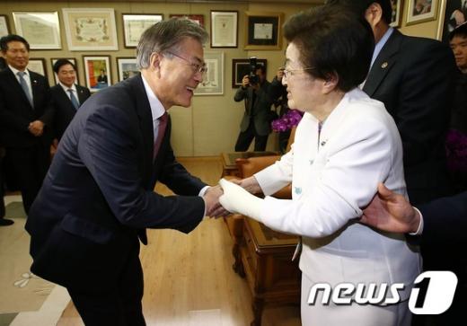 문재인 더불어민주당 대표가 1일 이희호 여사를 예방해 악수를 하고 있다. /사진=뉴스1