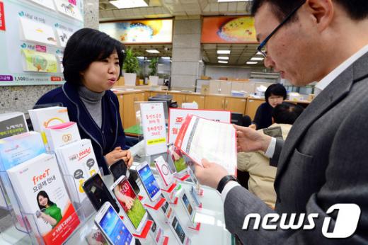 지난해 12월 서울 종로구 서린동 광화문우체국에서 관계자들이 우체국 알뜰폰 신규가입 안내절차를 점검하고 있다. /사진=뉴스1