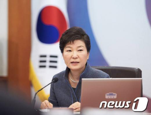 '올해 공무원 보수' 박근혜 대통령이 지난 5일 오전 청와대에서 열린 2016년 제1회 국무회의를 주재하고 있다. /사진=뉴스1