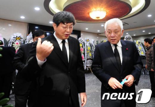 김한길 무소속 의원(오른쪽)이 5일 오후 전북 익산시 실로암장례식장에서 이춘석 의원 부친상 조문을 마친 뒤 이 의원과 이야기를 나누고 있다. /사진=뉴스1 김대웅 기자