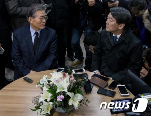 '문재인' '안철수' 문재인 더불어민주당 대표와 신당 창당을 추진 중인 안철수 의원이 지난달 30일 서울 도봉구 창동성당에서 열린 고 김근태 전 민주통합당 상임고문 4주기 추모미사에 참석해 대화하고 있다. /사진=뉴스1