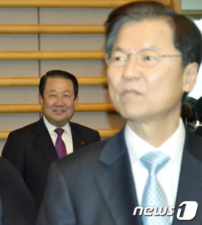 '천정배' '박주선' 5일 오전 광주 서구 김대중컨벤션센터에서 열린 '광주 상공회의소 2016 신년 인사회'에 박주선 의원(왼쪽)과 천정배 국민회의 창당 준비위원장이 참석하고 있다. /사진=뉴스1