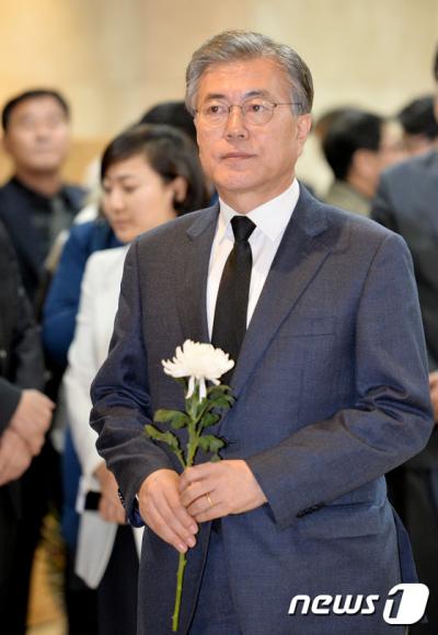 '누리과정 예산' '문재인' 문재인 더불어민주당 대표가 5일 오후 경기도 수원시 영통구 아주대학교 병원 장례식장에 마련된 김진표 전 경제부총리 모친상 빈소에서 조문을 하고 있다. /사진=뉴스1