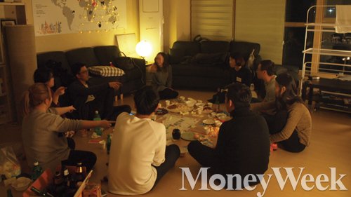 셰어하우스 '머물공'에 거주중인 대학생 등이 거실에 모여 담소를 나누고 있다. /사진=성동규 기자