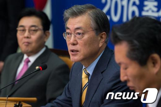 '누리과정 예산' 문재인 더불어민주당 대표가 6일 서울 여의도 국회에서 열린 최고위원회의에서 모두발언을 하고 있다. /사진=뉴스1