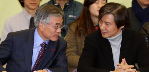 문재인 더불어민주당 대표(왼쪽)와 조국 서울대 법학대학원 교수. /사진=뉴스1DB