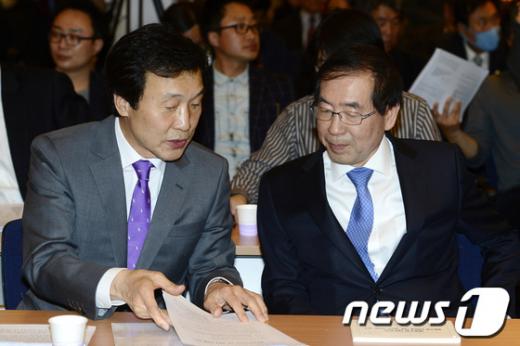 2014년 협동조합 대토론회에서 만난 손학규와 박원순. /사진=뉴스1