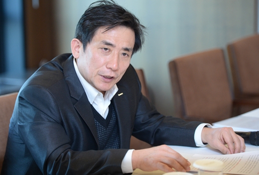 오성환 이오컨벡스 대표가 8일 오전 서울 중구 세종대로 프레스센터에서 서울경찰청 지능범죄수사대가 발표한 '세금계산서를 포토샵 등으로 위조해 행사비용을 부풀려 국고보조금 등 106억 원 상당을 편취한 행사 대행업체 대표 등 31명 검거'에 대해 반박 기자회견을 하고 있다. /사진=뉴시스 박문호기자
