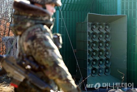 8일 오후 경기 연천군 중부전선에 위치한 대북확성기에서 방송이 재개되고 있다. /사진=머니투데이(사진공동취재단 제공)