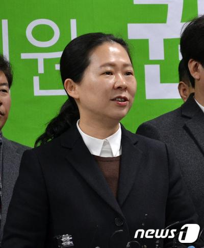 '권은희 의원 탈당' 권은희 의원(광주 광산을)이 11일 오전 광주시의회에서 기자회견을 열고 안철수 신당인 국민의당 입당을 공식 선언하고 있다.