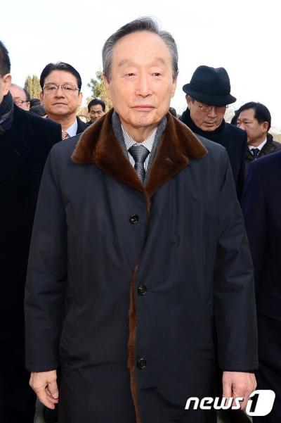 '권노갑' 동교동계 좌장격인 권노갑 더불어민주당 상임고문이 지난 5일 서울 동작구 국립서울현충원 고 김대중 전 대통령 묘소를 찾아 참배를 마친 뒤 돌아가고 있다. /자료사진=뉴스1