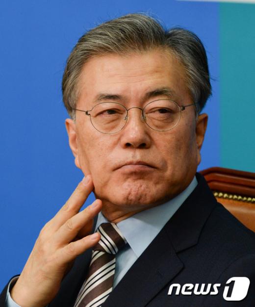 문재인 더불어민주당 대표가 11일 서울 여의도 국회에서 열린 최고위원회의에서 생각에 잠겨 있다. /사진=뉴스1 허경 기자