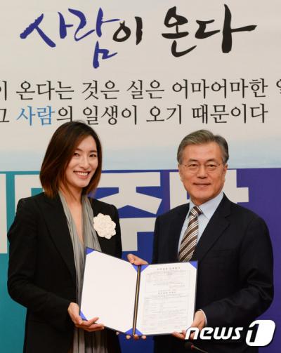 '문재인 인재영입' '디자이너 김빈' 더불어민주당 문재인 대표가 11일 서울 여의도 국회에서 김빈 디자이너의 입당원서를 받고 있다. /사진=뉴스1