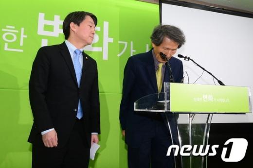 '허신행 안철수' 안철수 의원과 한상진 창당준비위원장이 지난 8일 서울 마포구 도화동 신당 당사에서 첫번째 영입인사로 발표한 한승철·김동신·허신행 씨의 부적절한 과거행적을 이유로 영입을 취소한다는 발표를 하고 있다. /자료사진=뉴스1