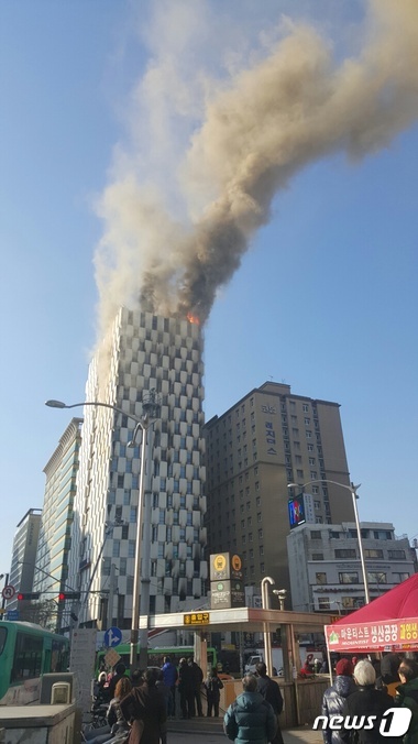 '서울대입구역 인근 화재' /사진=뉴스1(독자 제공)