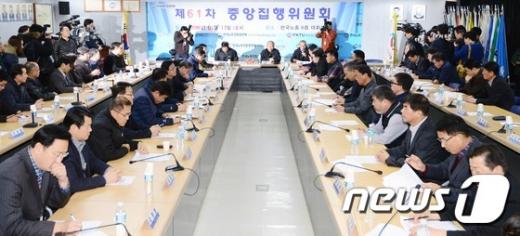 '한국노총' 김동만 한국노총위원장이 11일 오후 서울 영등포구 여의도 한국노총 대회의실에서 열린 '제61차 중앙집행위원회'에서 모두발언을 하고 있다. /사진=뉴스1