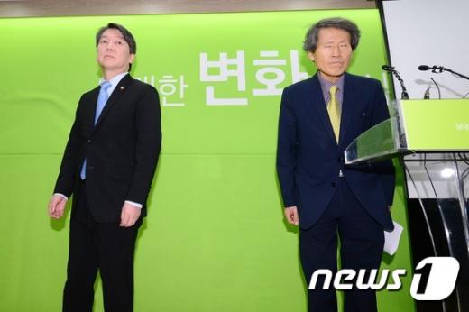 '안철수 허신행' 안철수 의원과 한상진 창당준비위원장이 지난 8일 서울 마포구 도화동 신당 당사에서 첫번째 영입인사로 발표한 한승철·김동신·허신행 씨의 부적절한 과거행적을 이유로 영입을 취소한다는 발표를 하고 있다. /자료사진=뉴스1