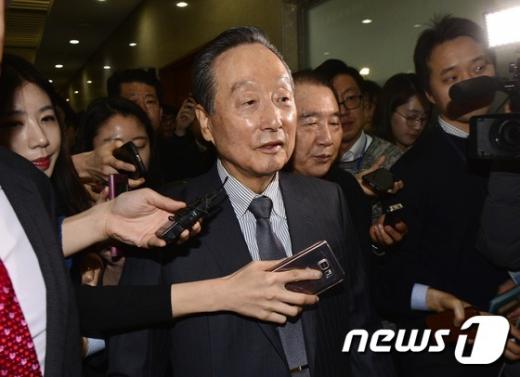 동교동계 좌장인 권노갑 상임고문이 12일 오전 서울 여의도 국회 정론관에서 더불어민주당 탈당기자회견을 마친 뒤 회견장을 나서고 있다. /사진=뉴스1 허경 기자